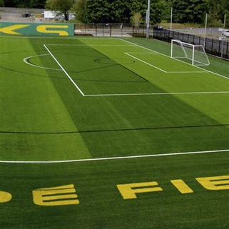 Sintētiskā zāle futbola laukumā