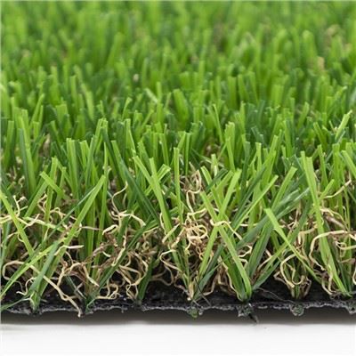 Dabiski skaista dažādu veidu sintētiskā mākslīgā zāle ainavai